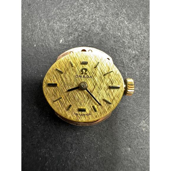 Vintage Omega Watch Movement 17 Jewels Swiss 15.4MM Gold Dial For Parts